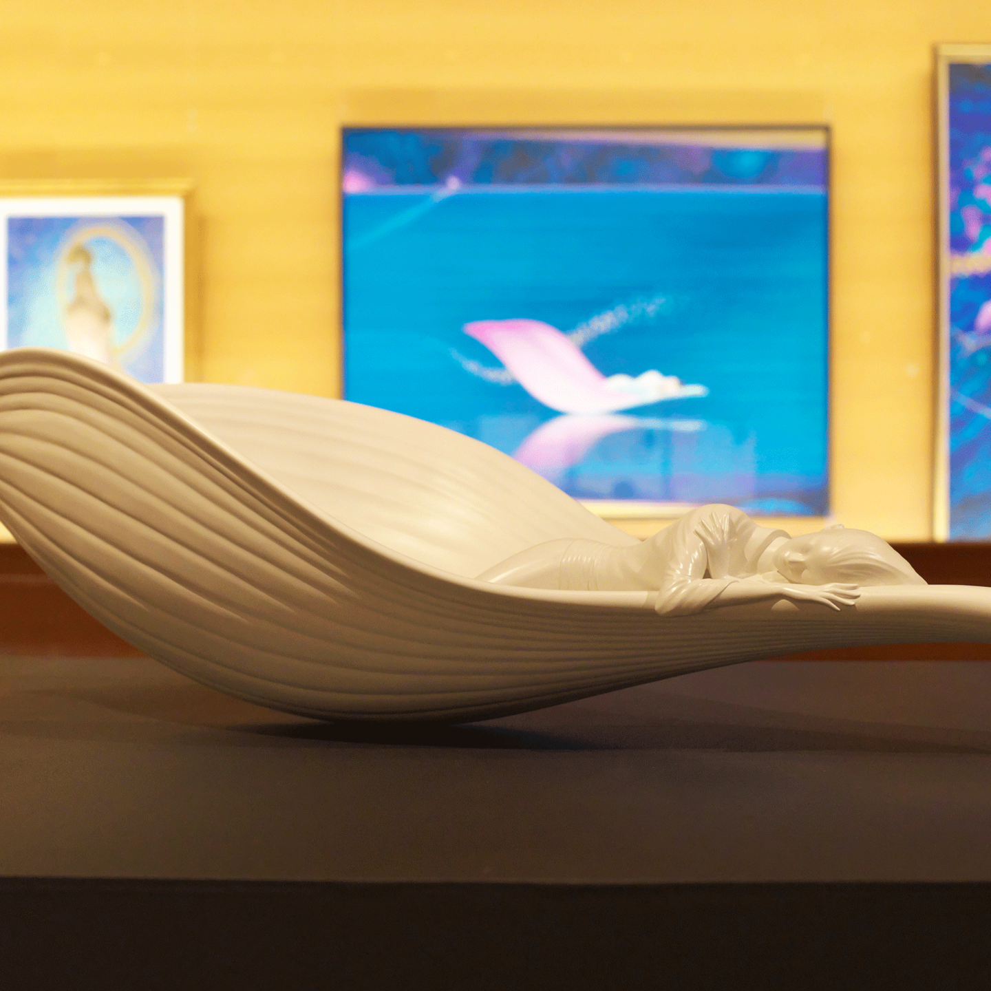 醍醐寺霊宝館秋期特別展「鶴田一郎 ミューズ達の祈り」：絵画作品「彼岸へ」手前立体作品は森本盾二作