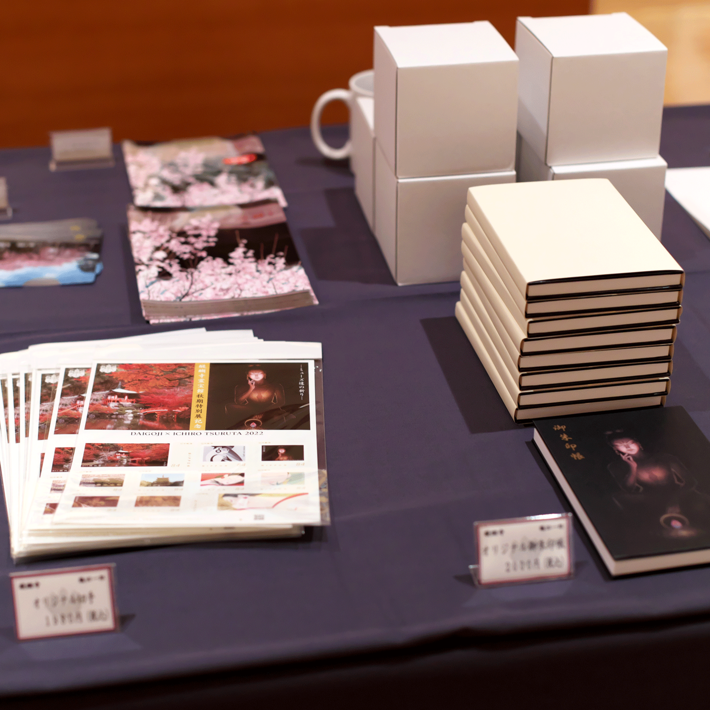 醍醐寺霊宝館秋期特別展「鶴田一郎 ミューズ達の祈り」霊宝館入口左展示室：本展オリジナルグッズの販売風景